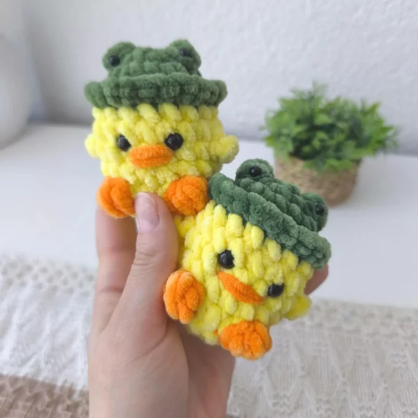 Gehäkelte Ente mit Froschmütze – Bild 3
