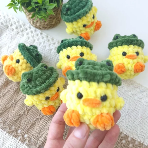 Gehäkelte Ente mit Froschmütze – Bild 4