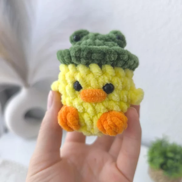 Gehäkelte Ente mit Froschmütze – Bild 2