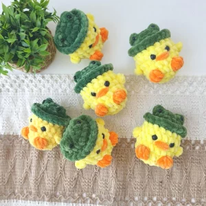 Gehäkelte Ente mit Froschmütze